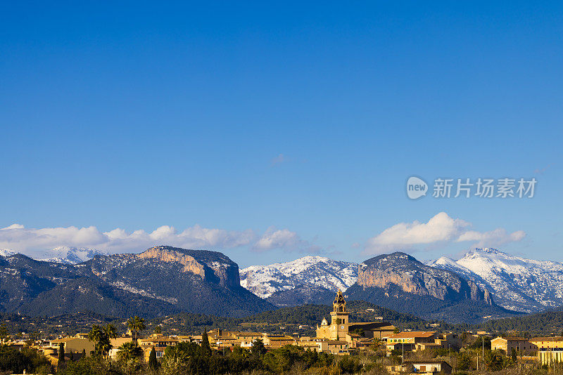 马略卡岛上的小村庄Santa Maria del camí后面的雪山，可以看到岛上的两个岩层Alarò和最高峰Puig Mayor